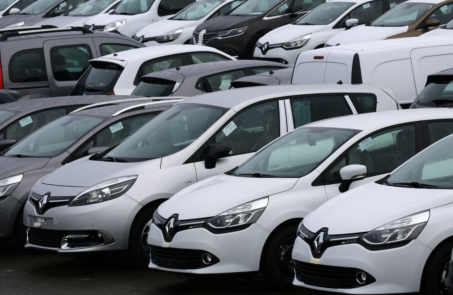 Uute Renault' sõiduautode rivi Flinsi tehase parkimisplatsil Prantsusmaal.
