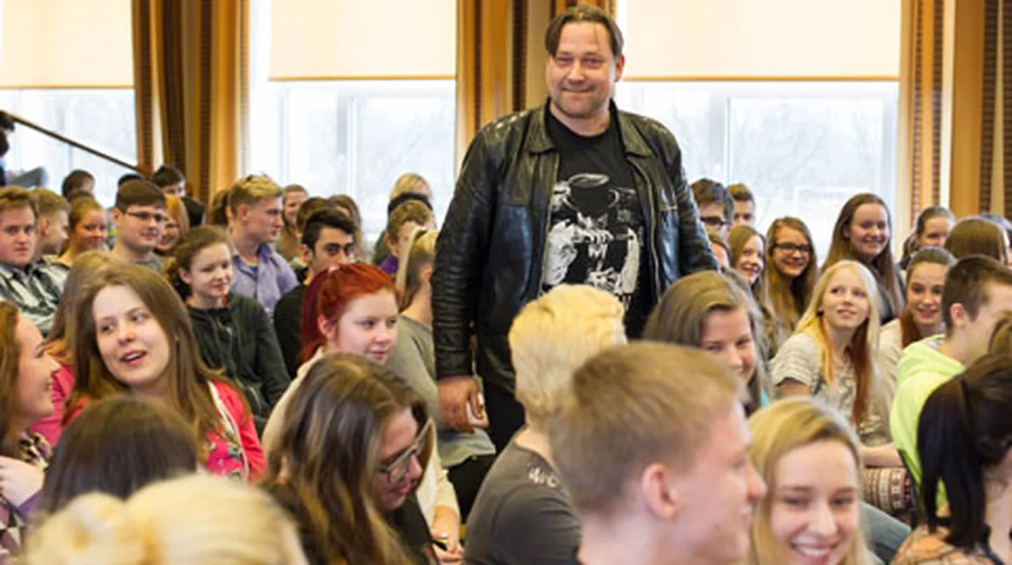 Üllar Saaremäe käis kohtumise ajal oma kunagise kooli aulas ringi ja kuulas, kõrvad kikkis, kuidas kooliõed-vennad oma lõuaaparaati treenivad, et emakeel veel kaunimalt kõlaks.