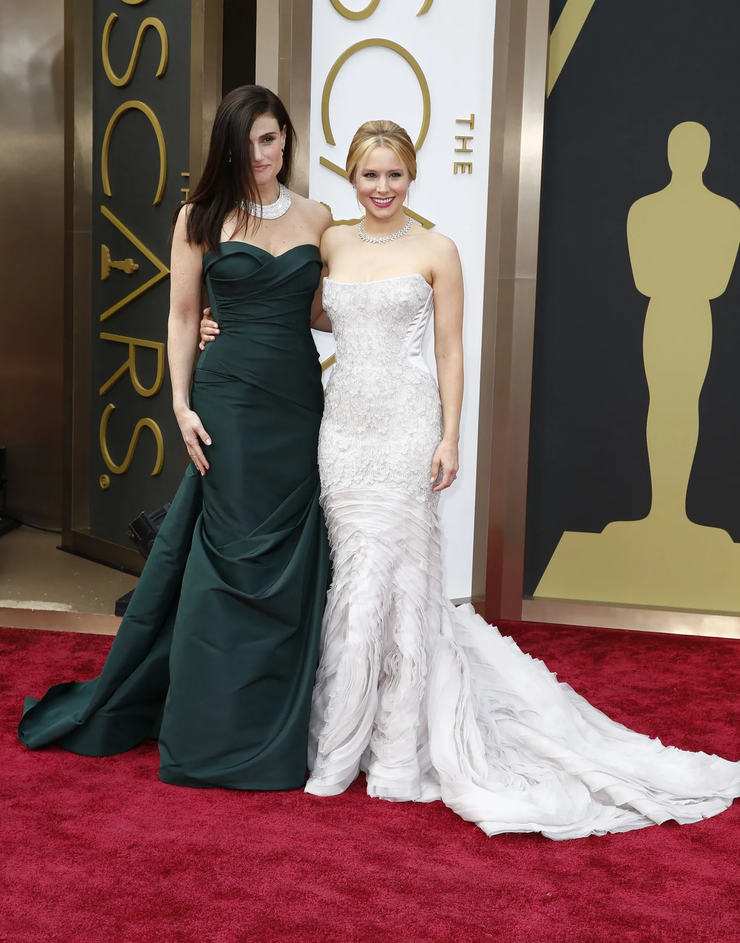 Idina Menzel (kleit: Vera Wang) ja Kristen Bell (kleit: Cavalli)