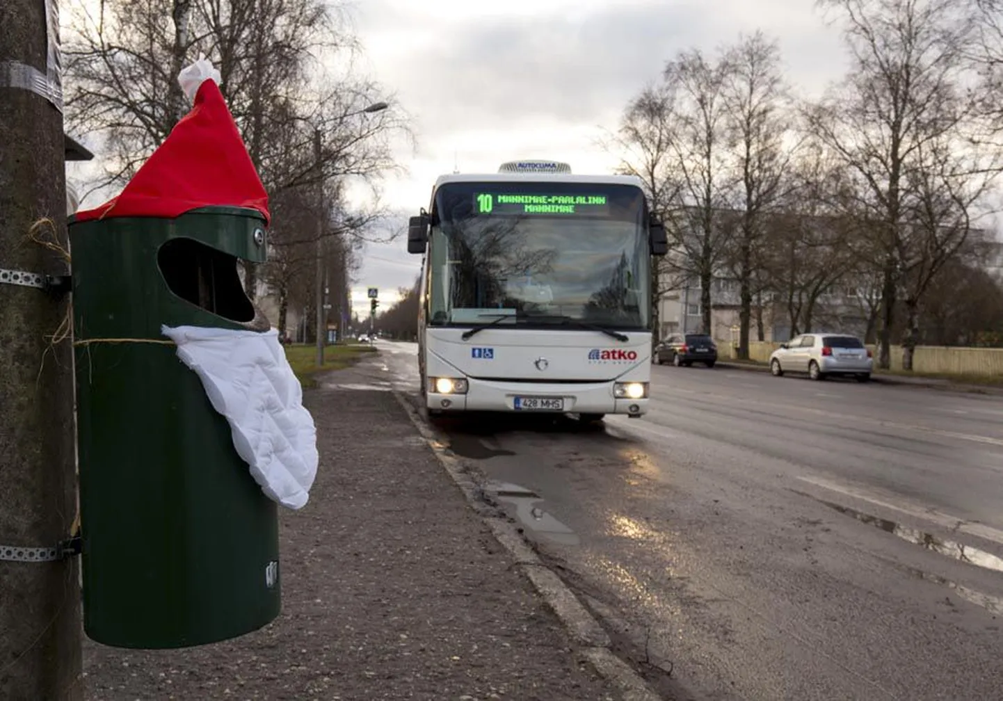 Rohelistele prügikastidele kinnitati öösel habemed ja punased mütsid ning nüüd näevad need välja kui päkapikud.