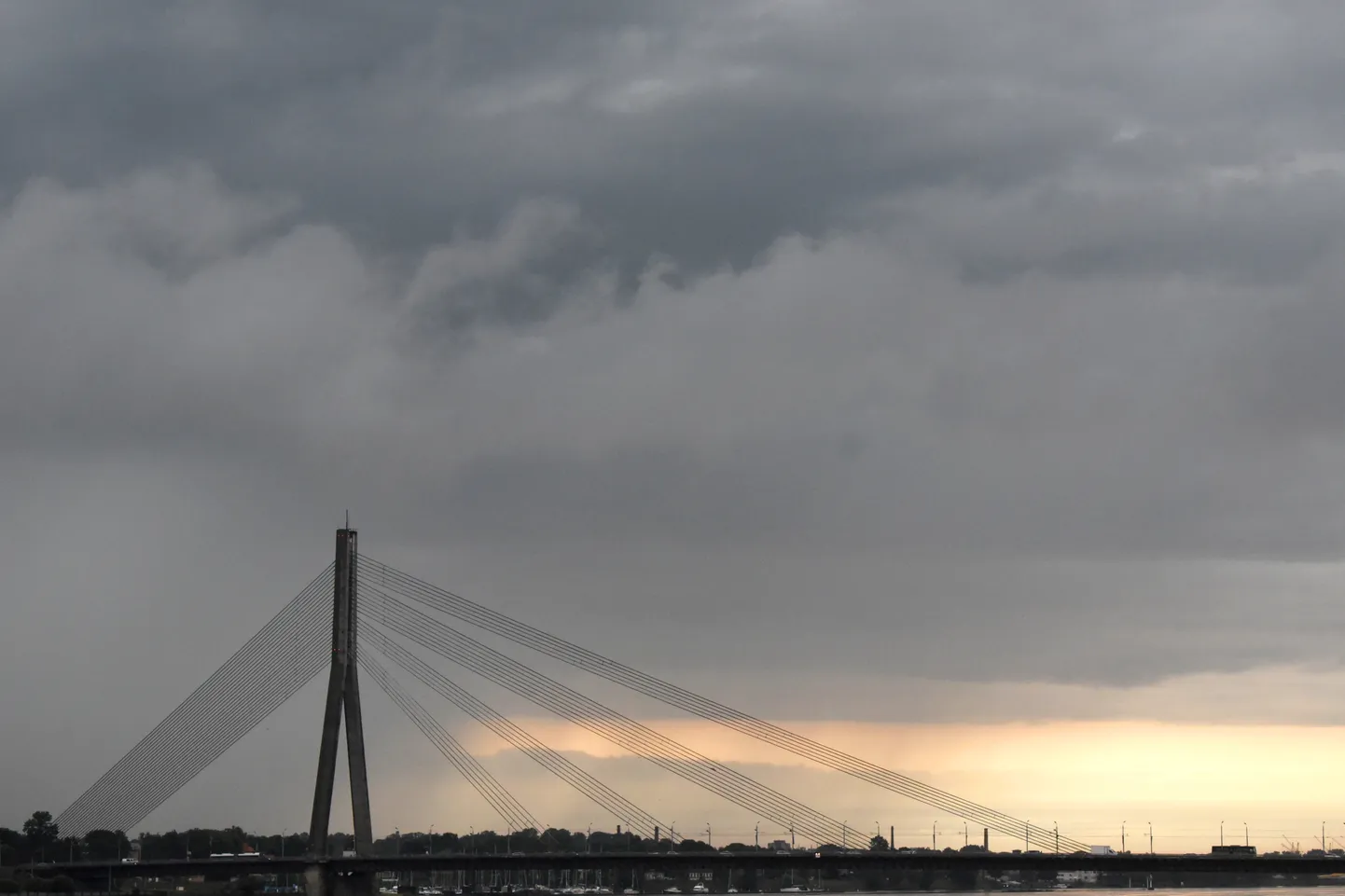 Negaisa mākoņi un Vanšu tilts.