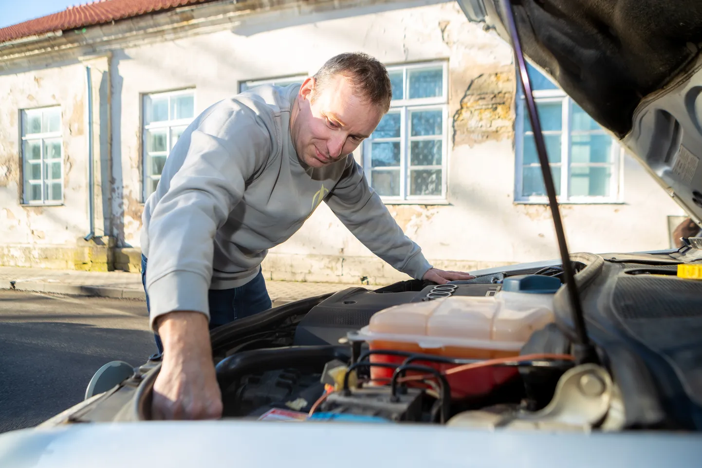 VIKTOR saab hakkama nii autode, kodumasinate kui arvutite parandamisega.