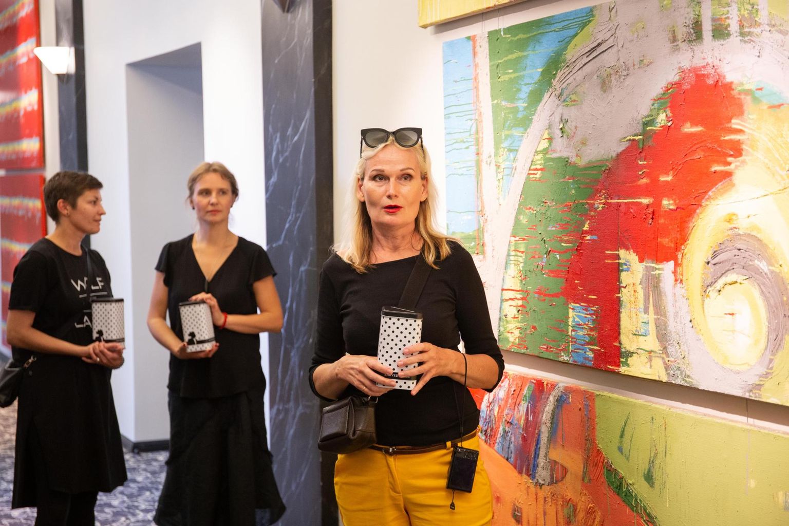 Tiina Tammetalu (ees) avas Rakveres suure maalinäituse “La Dolce Vita”, kus maale mitmest sarjast. Tagaplaanil graafikud Kaija Keas ja Marilyn Piirsalu.