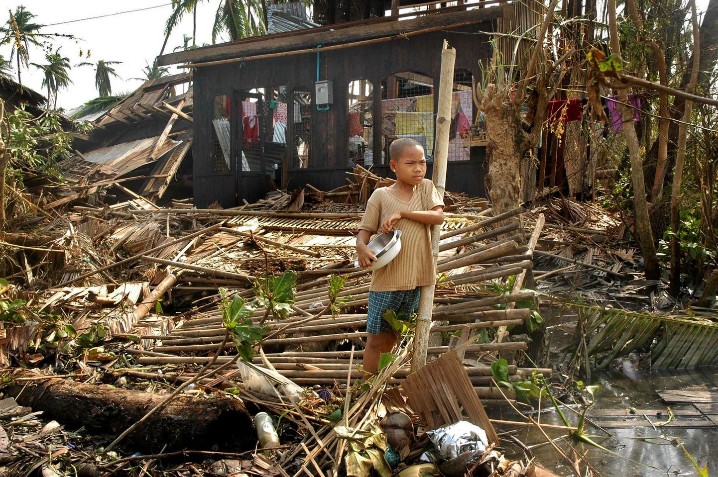Mais Myanmari tabanud tsüklon Nargise tagajärjel koduduks jäänud poiss.