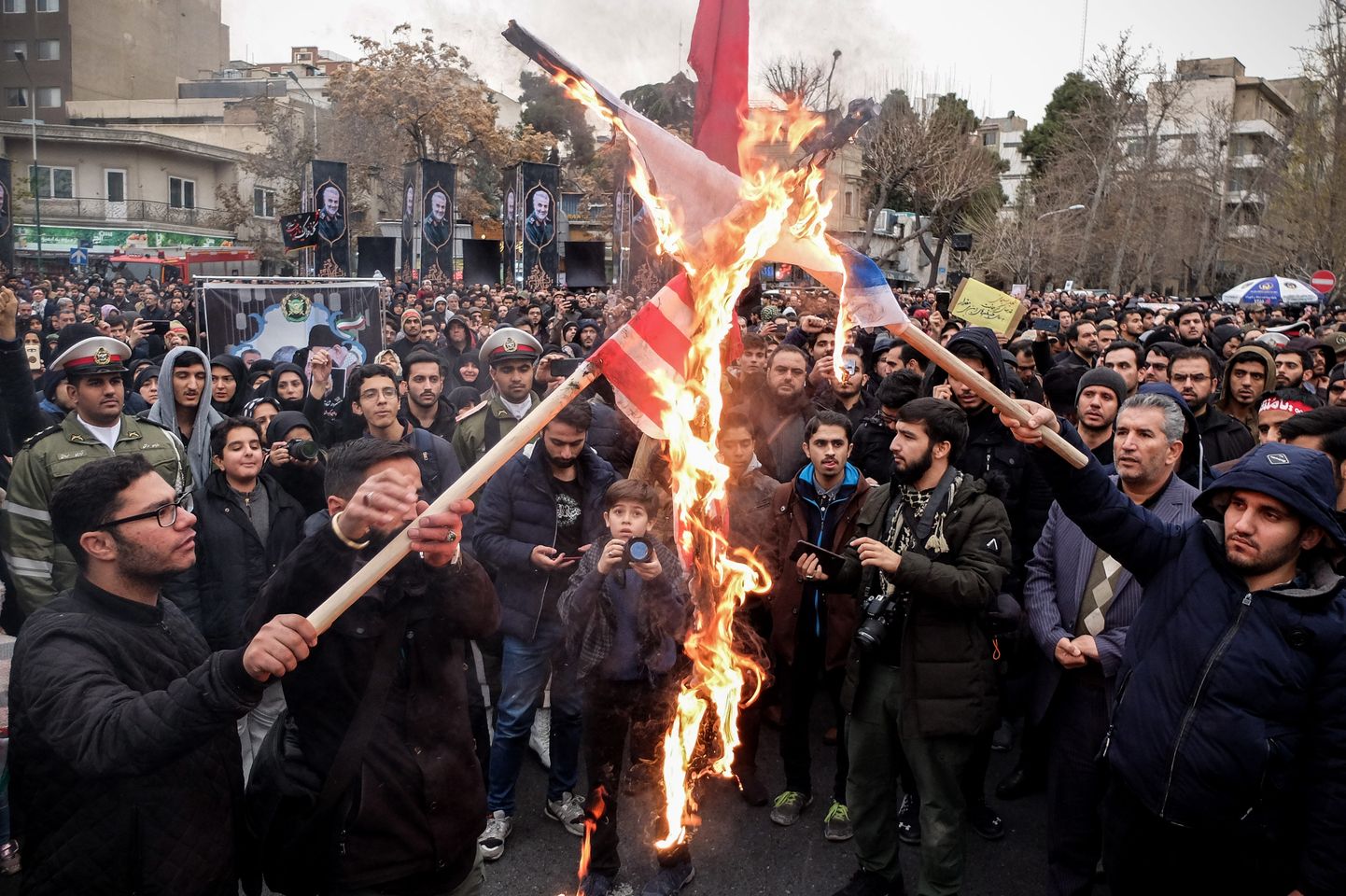 Iraanlased põletamas USA ja Iisraeli lippe pärast USA raketirünnakut, milles hukkus Iraani kindral Qasem Soleimani.