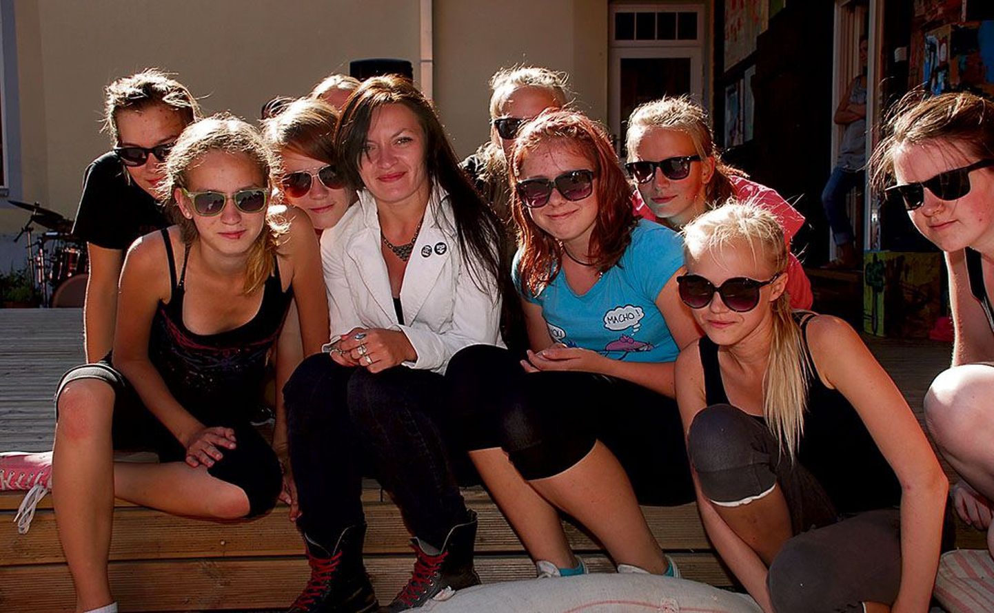 Annika Viibus (valges) korraldas Pärnus juba teist suve noorte tantsulaagri.