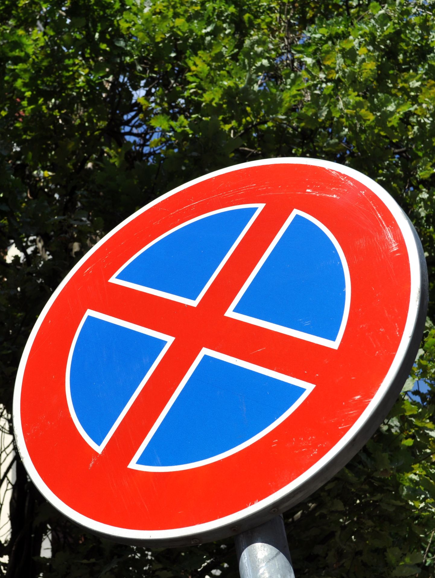 Ceļa zīme "Apstāties aizliegts".