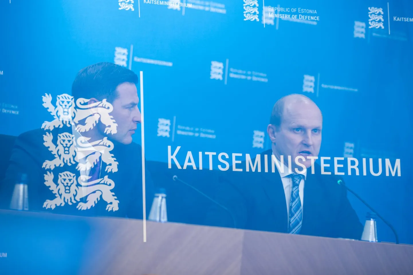 Kaitseminister Hanno Pevkur ja RKIKi peadirektor Magnus-Valdemar Saar andsid ülevaate laskemoona soetamisest.