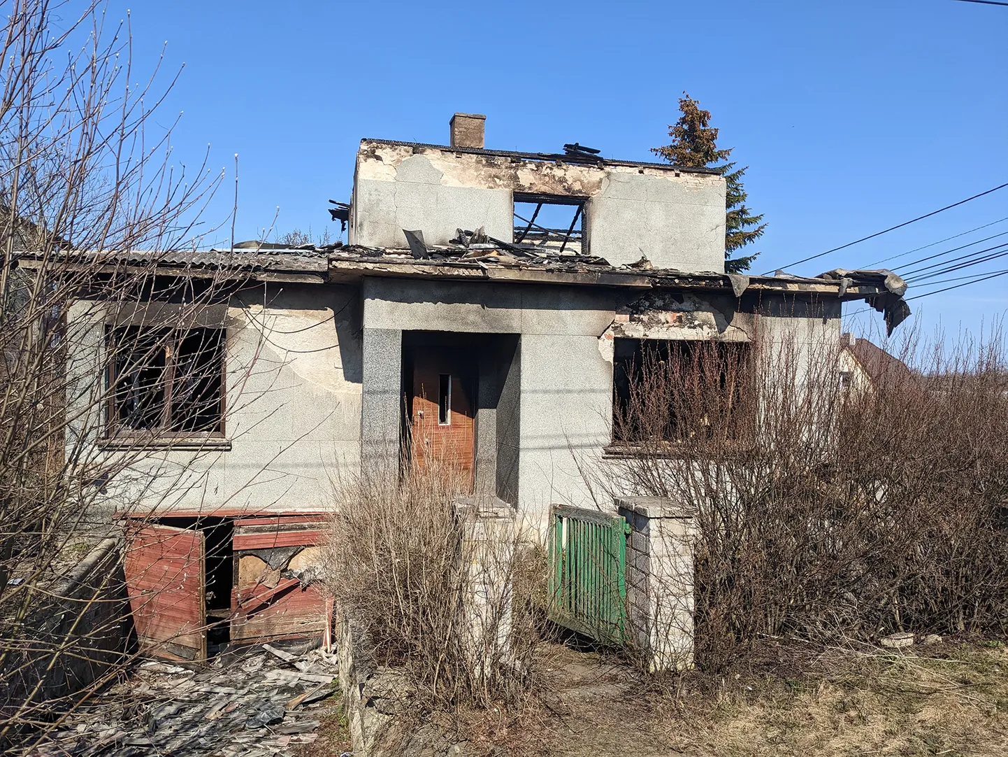 Дом, загоравшийся два раза изнутри, полностью уничтожен пожарами.
