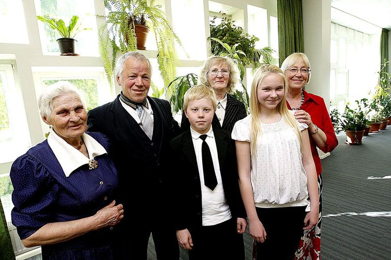 Vanavanemate pered 2013. aastal: (paremalt) Anneli ja Therese Klaus, nende kõrval Lea, Gomer ja Roland Noorhani ning Liidia Fransanova