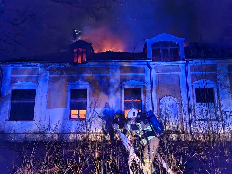 В час ночи спасатели активно тушили пожар.