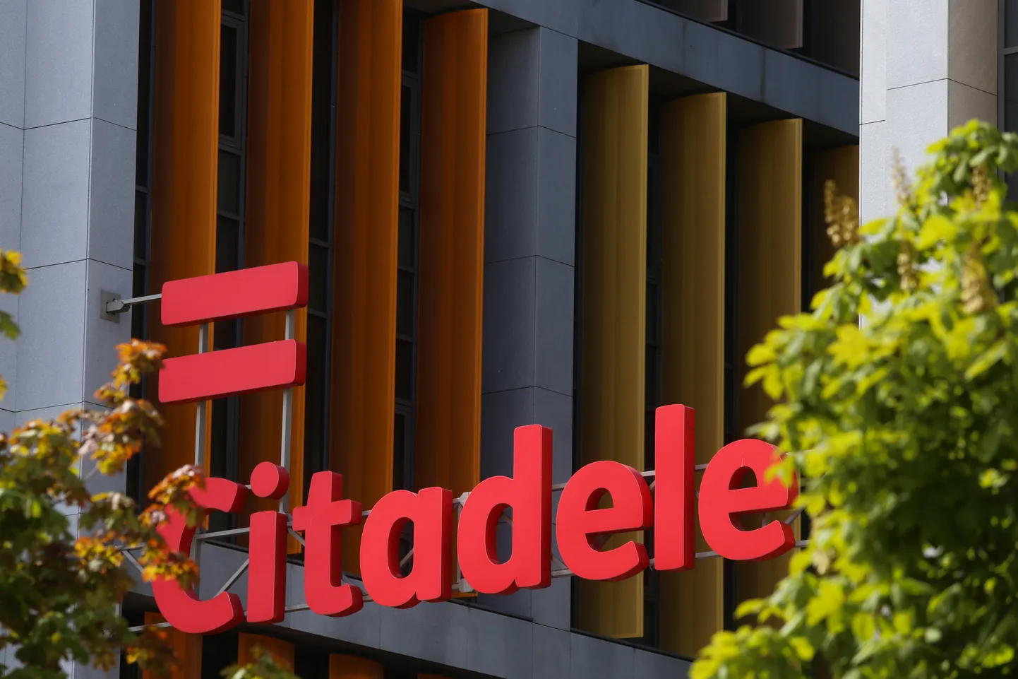 Izkārtne pie AS "Citadele banka" ēkas Republikas laukumā 2a.