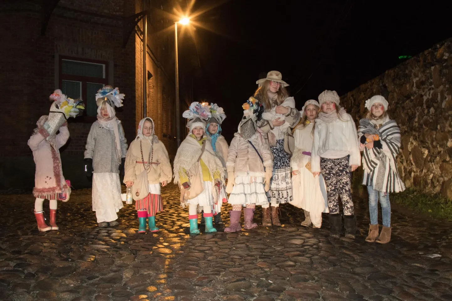 Kadrisandid on läbi aegade kandnud valgeid kostüüme.