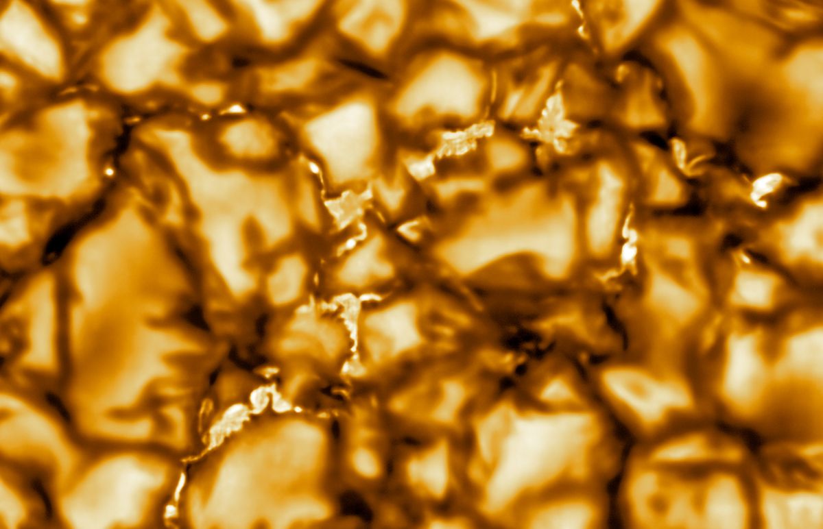 Viena no visu laiku detalizētākajām un kvalitatīvākajām Saules fotogrāfijām vēsturē. Fotogrāfija tika uzņemta ar 4 metrus lielo Daniela K. Inojas Saules teleskopu Havaju salās. Tajā redzama verdošā, intensīvā turbulence plazmas slānī, kas ieskauj Sauli. Izskatās, ka šī plazma ir sadalījusies šūnām līdzīgos paneļos. 