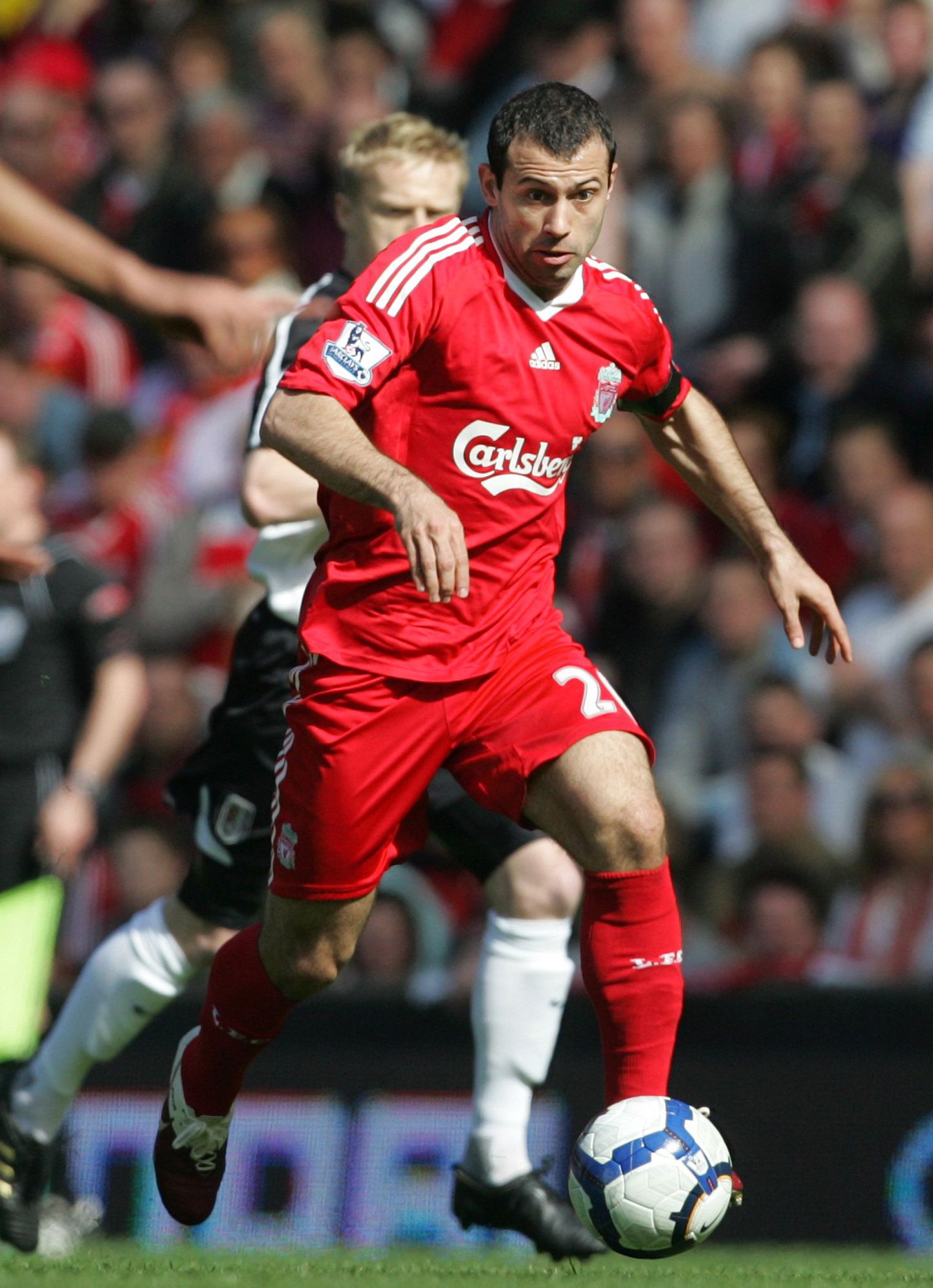 Liverpooli poolkaitsja Javier Mascherano(punases) mängus Fulhami vastu