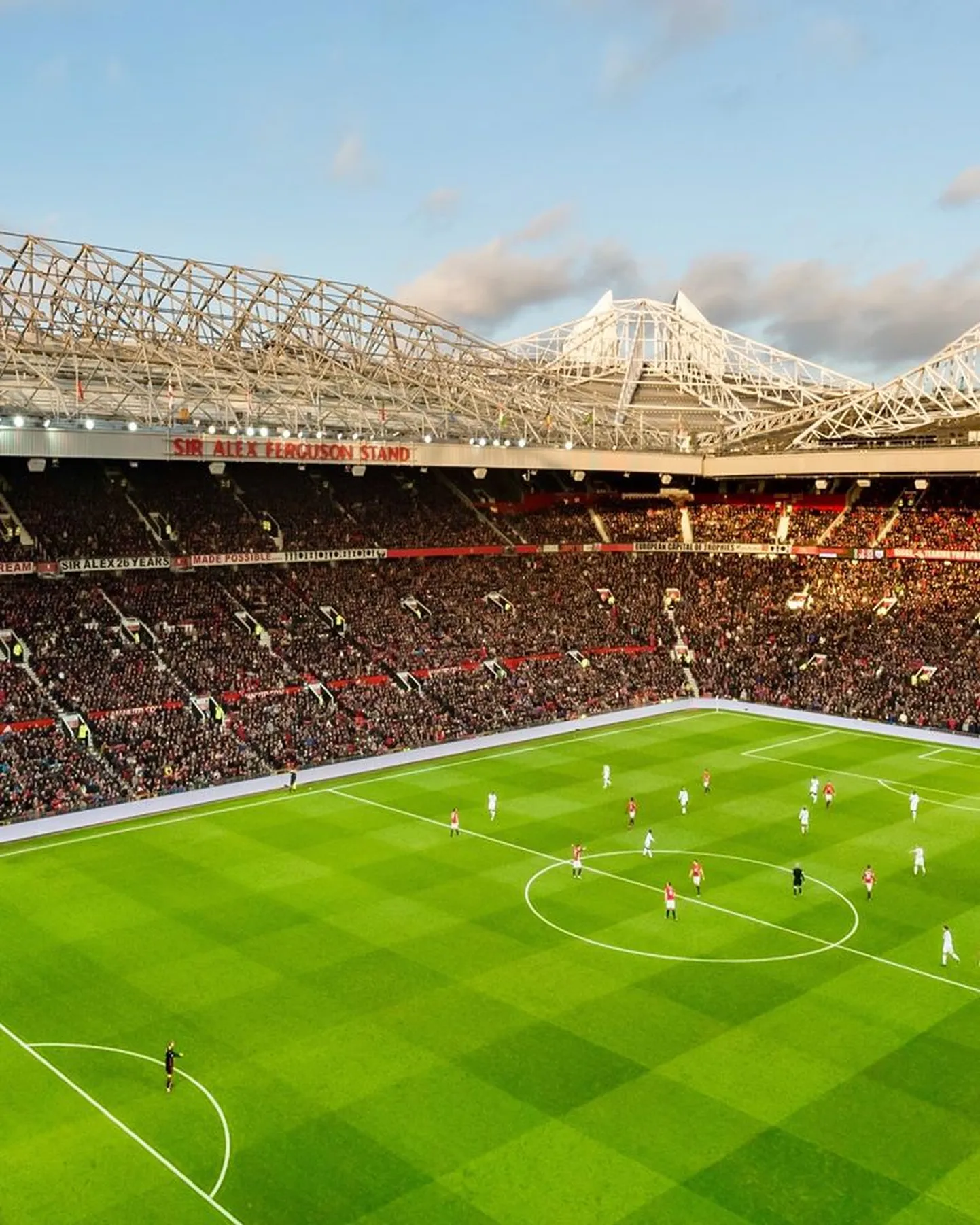 Mančestras "United" komanda "Old Trafford" stadiona laukumā.
