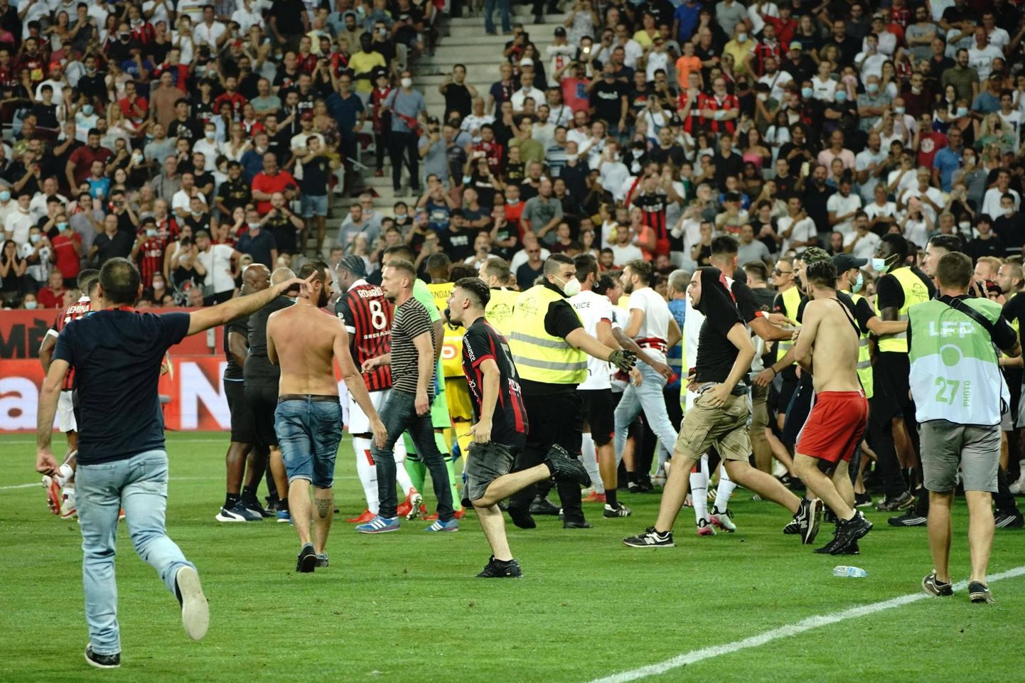 Jalgpallimängu ajal lahvatanud kaos Nice’i staadionil.