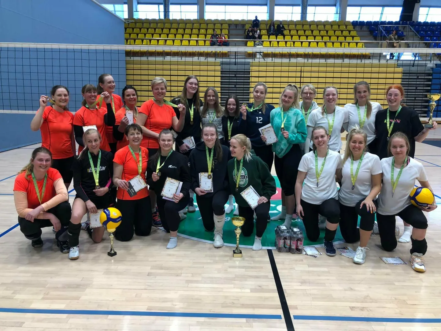 Võidukad naiskonnad on saanud kätte teenitud autasud.