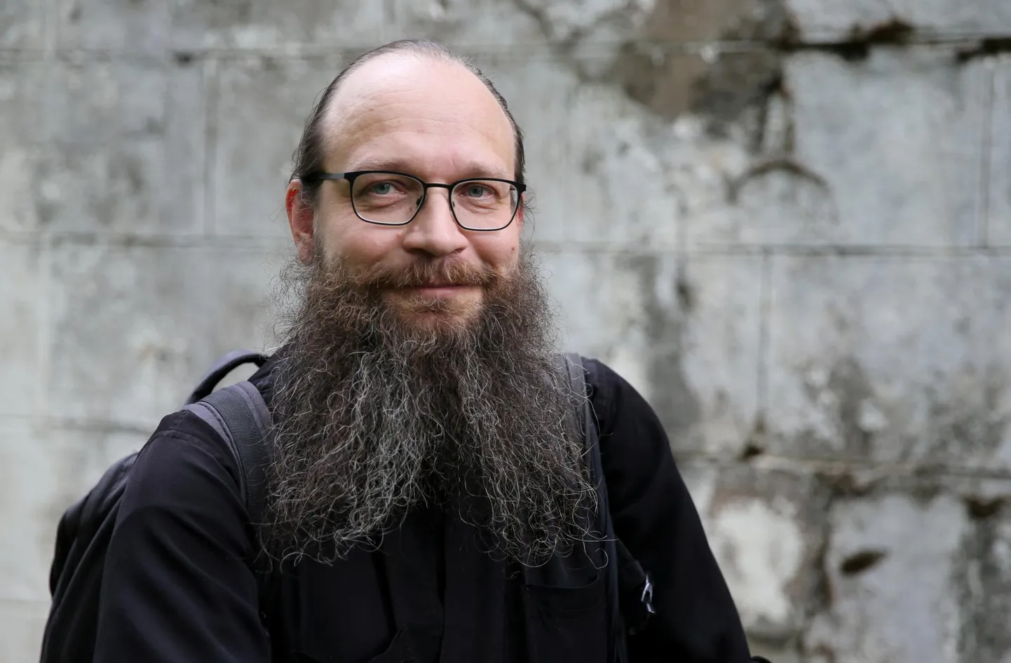 Munkpreester Orenti Kampus Püha Aleksandri kiriku juures.
