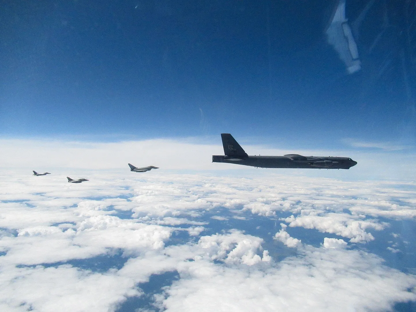 B-52H Stratofortress провели тренировочный полет в небе Эстонии.