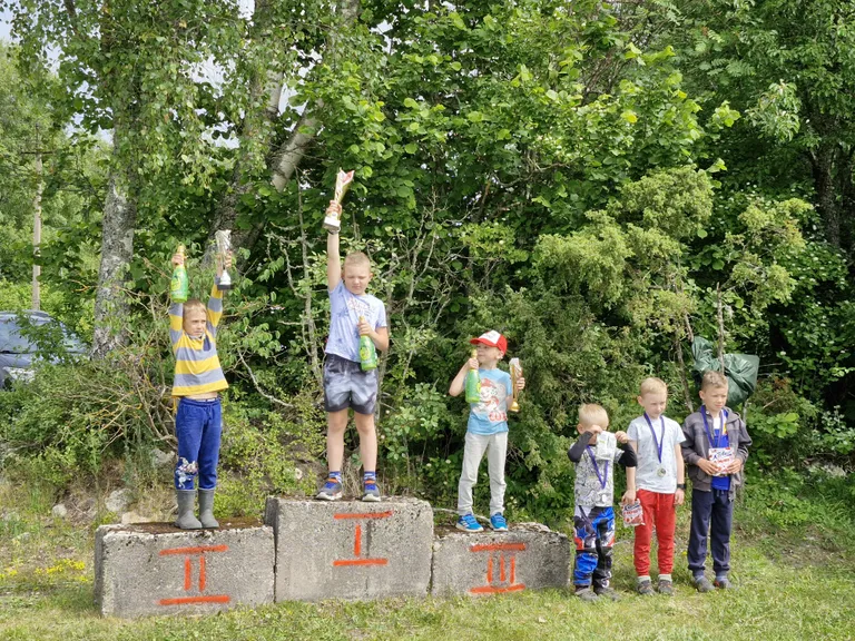 Kuni 7-aastaste laste ATV hobikrossi võitjad. 