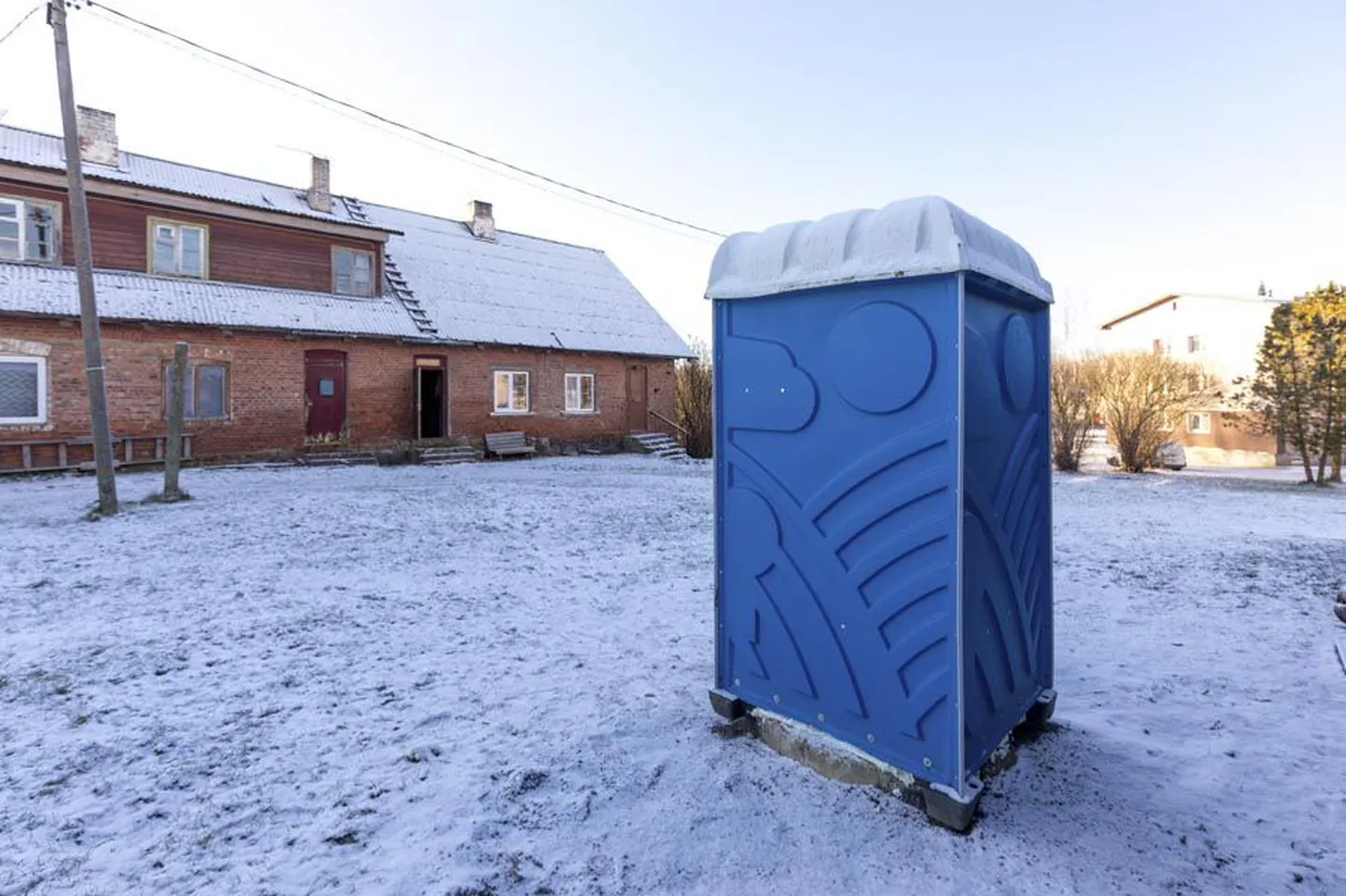 Viljandi vallal on üks korter Viiratsis Tiigi tänaval asuvas 14 korteriga majas, kus pole vett ega kanalisatsiooni. Käimlamure lahendamiseks lasi vald möödunud nädalal panna hoovile püsti plastputka, mille tarvis kaevati maasse rakked.