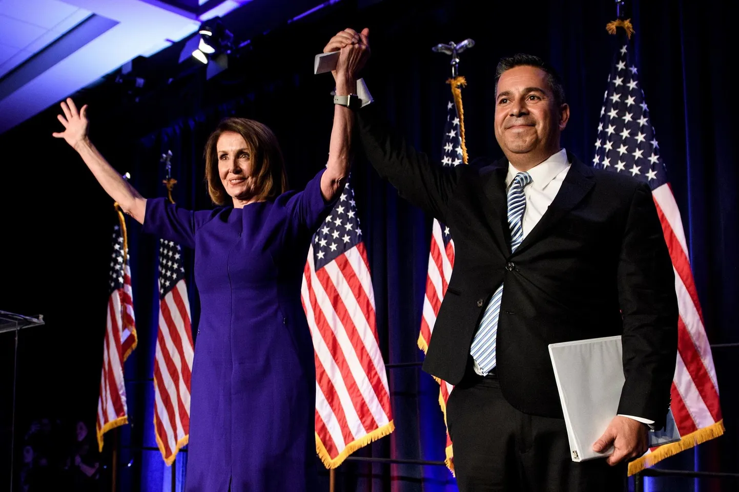 Esindajatekoja demokraatide liidrist Nancy Pelosist võib saada taas spiiker. Pildil tähistab ta valimistulemust Ben Ray Lujániga, kes samuti valituks osutus.