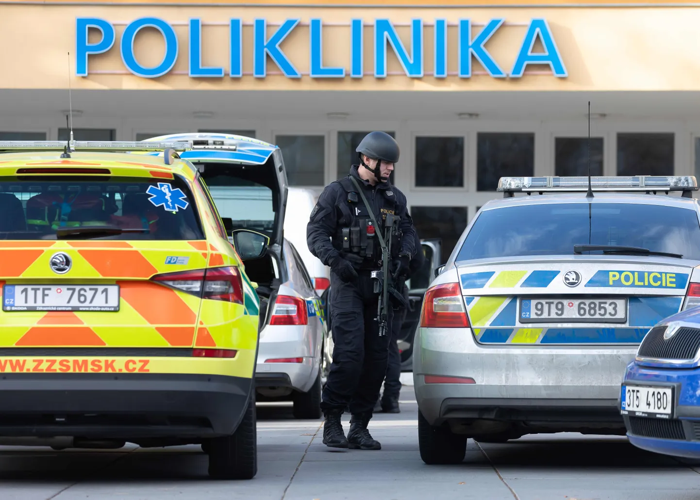Policija pie slimnīcas, kur notika apšaude.