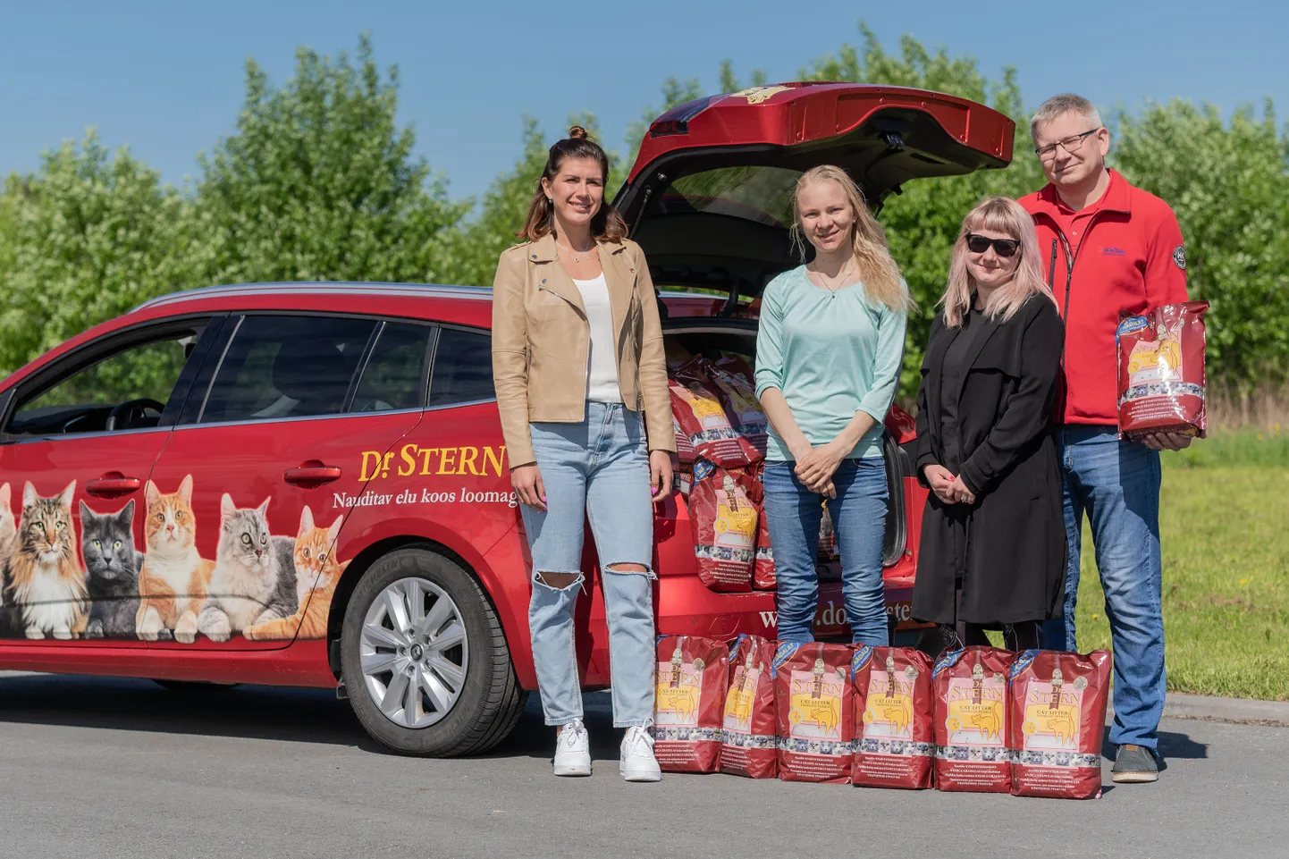 Vehkleja Julia Beljajeva(vasakul) koos Dr. Sterni ja MTÜ Cats Help esindajatega.