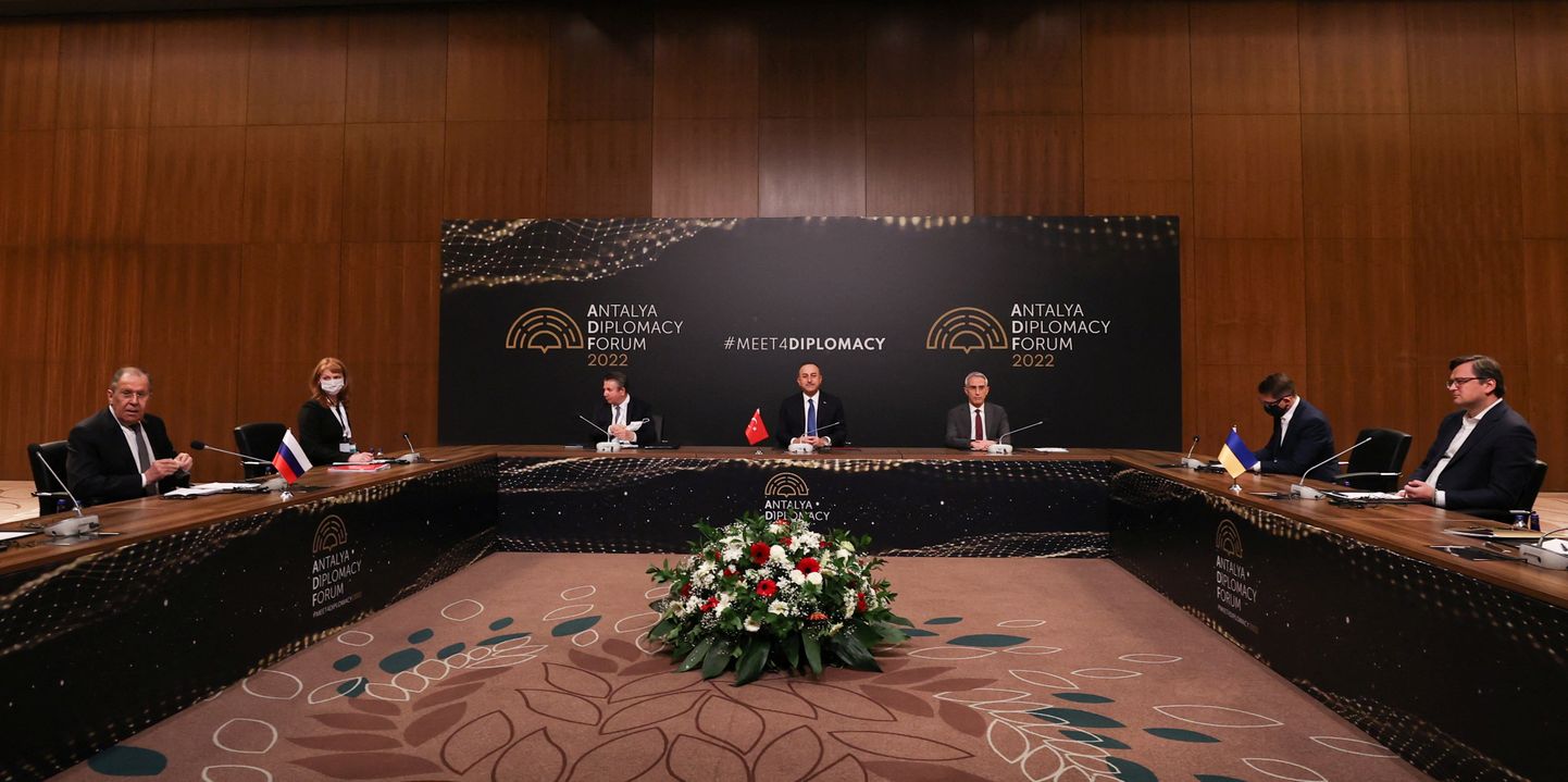 Türgi välisminister Mevlüt Çavuşoğlu (keskel) võõrustab Ukraina välisministrit Dmõtro Kulebad (paremal) ja Venemaa välisministrit Sergei Lavrovi Antalyas 10. märts 2022.