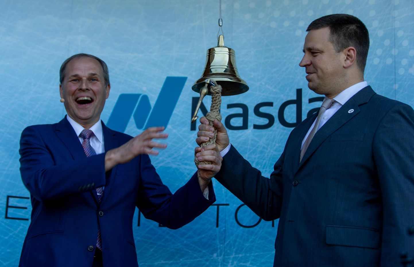 Tallinna Sadama juht Valdo Kalm ja peaminister Jüri Ratas helistasid eile koos börsikella, nii et tila tuli kella küljest lahti.