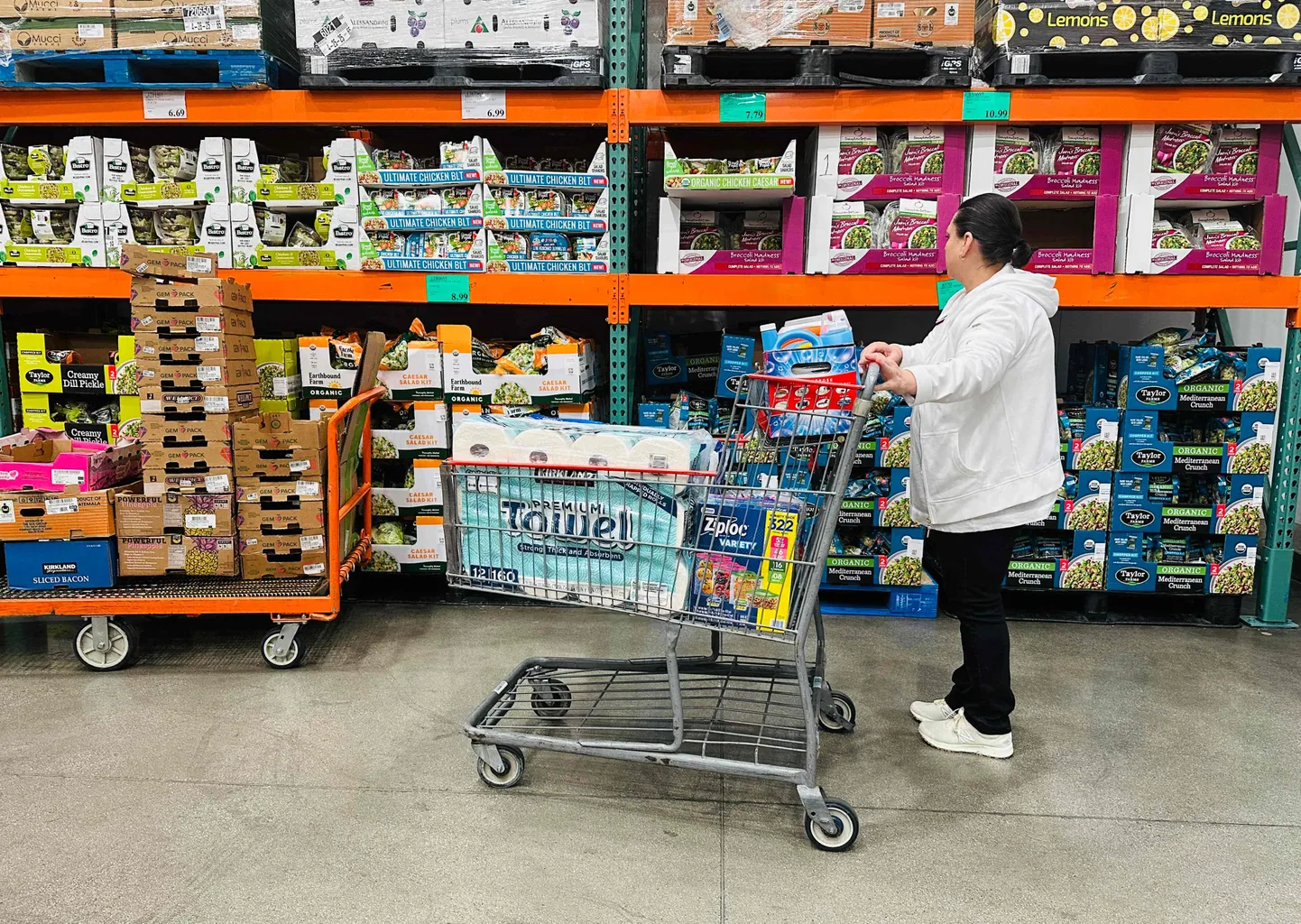 Naine ostab Costcos kaupu. Alhambra, California. Foto on illustratiivne.