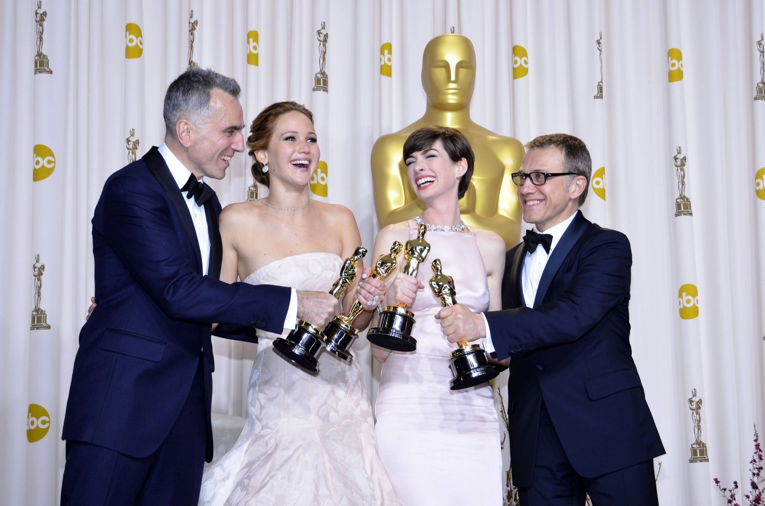 85. Oscarite gala 2013. aastal. Näitlejate kategooriate võitjad (vaskult paremale) Daniel Day Lewis, Jennifer Lawrence, Anne Hathaway ja Christoph Waltz.