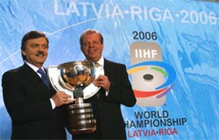 Pasaules čempionu kauss galveno "aktieru" rokās. Kurās rokās tas nonāks pēc gada, tiks izšķirts uz Latvijas zemes. 
