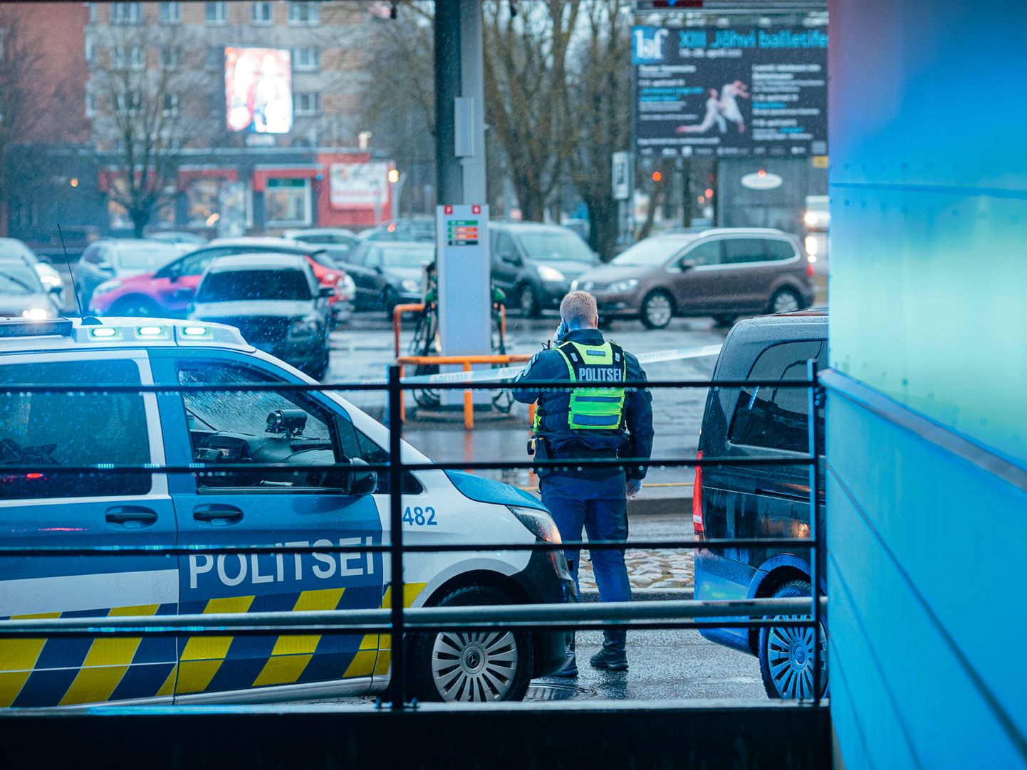 Politseinik Narvas tööpostil.