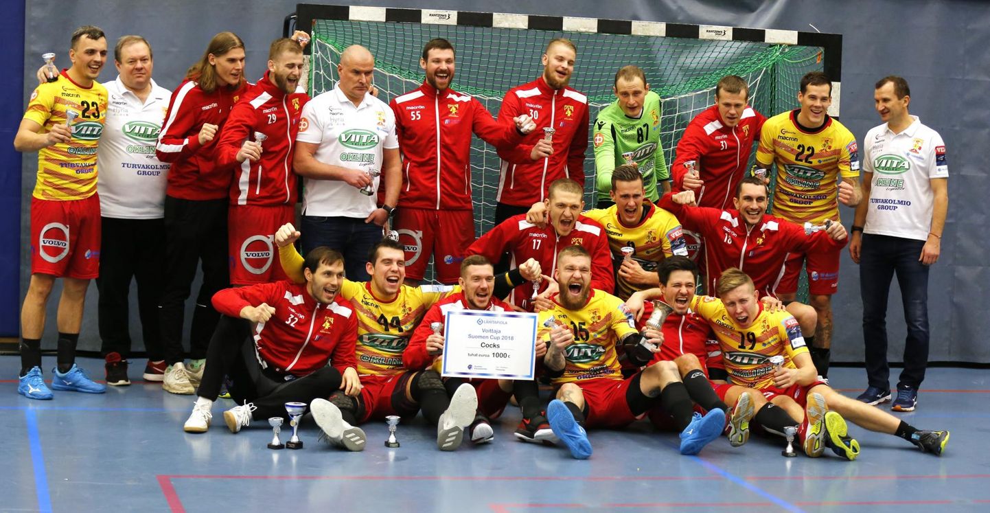 Paavo Nelke (keskel valges särgis) püsib koos Riihimäe Cocksiga vankumatult Soome käsipallitroonil.