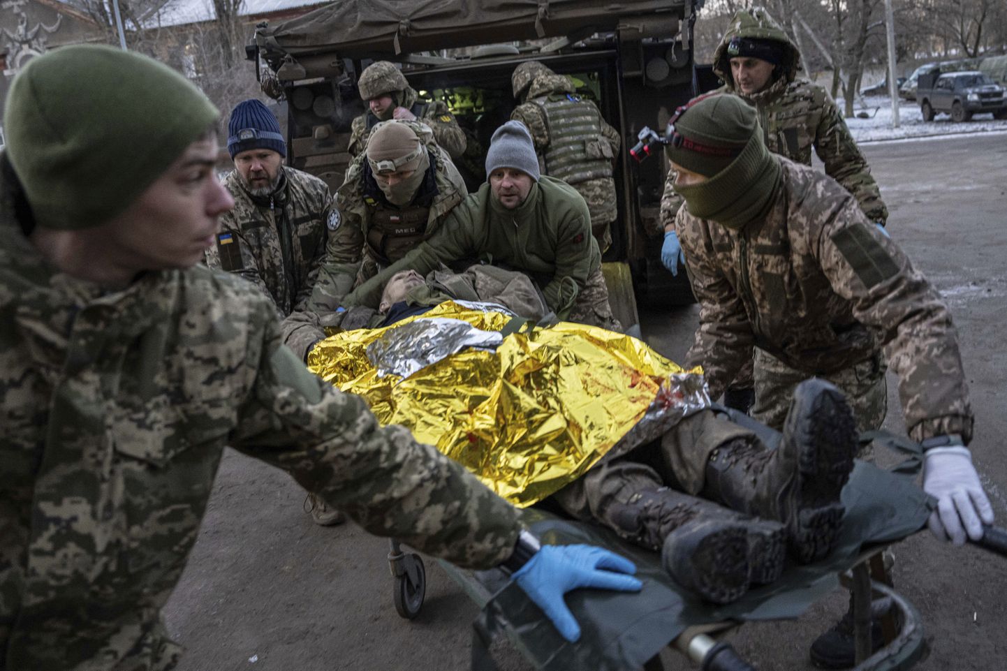 Украинские военные медики везут эвакуированного с поля боя солдата в госпиталь в Донецкой области.
