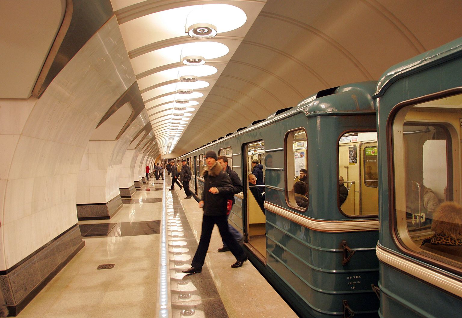 Метро дам. Метро в доме Москва. Вип вагон метро. ЛАЗ В метро. Московское метро 2000-п.