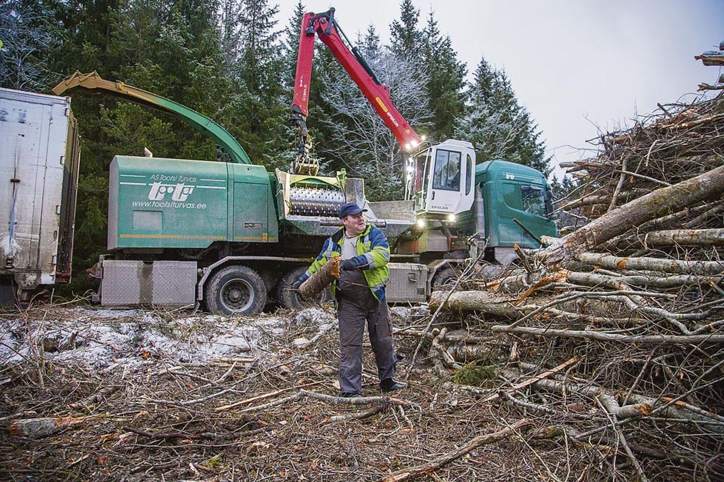 Eile sai Tootsi Turba puiduhakkuri operaator Enn Pinsel Pärnumaal juba tööd teha. Vaid paar nädalat tagasi seisis mitu hakkurit toormepuuduse tõttu.