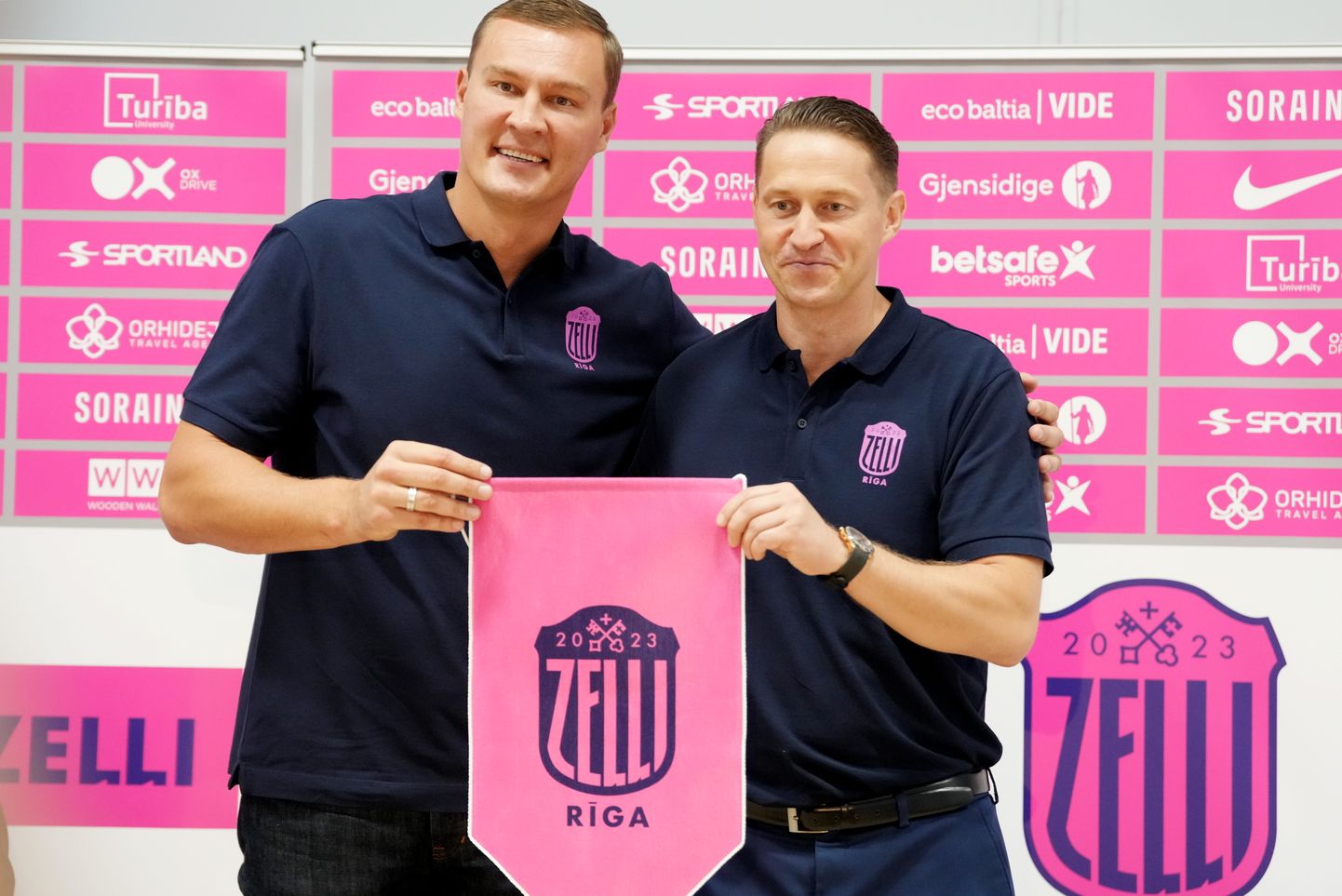 Basktebola kluba "Rīgas Zeļļi" vēstnesis Andris Biedriņš (no kreisās) un kluba prezidents Edgars Buļs