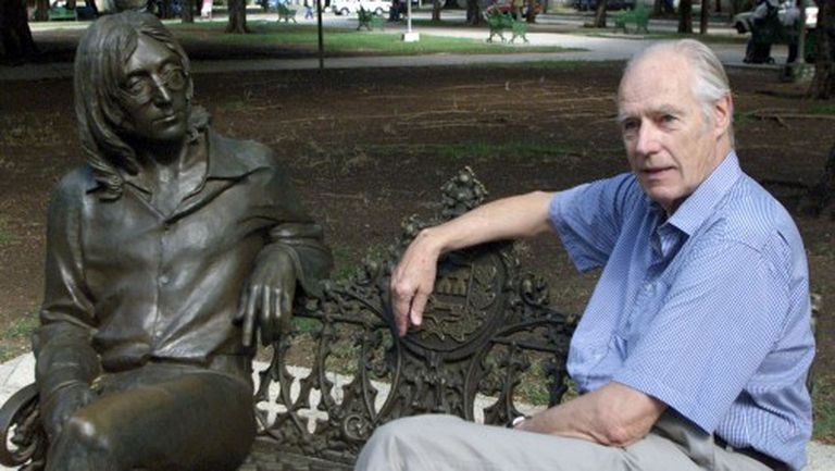 Джордж Мартин рядом с памятником Джону Леннону 