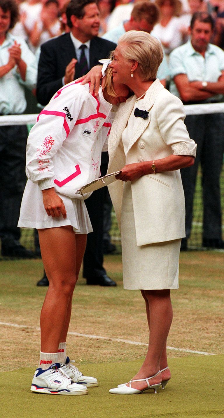 Jana Novotna ja Kenti hertsoginna 1993. aastal pärast Novotna kaotust Wimbledoni naiste üksikmängu finaalis Steffi Graffile