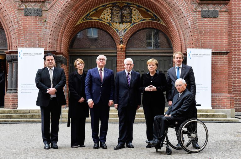Täna hommikul toimus Berliini Rykestrasse sünagoogis mälestustseremoonia, millest võtsid teiste seas osa ka kantsler Angela Merkel ja president Frank-Walter Steinmeier.