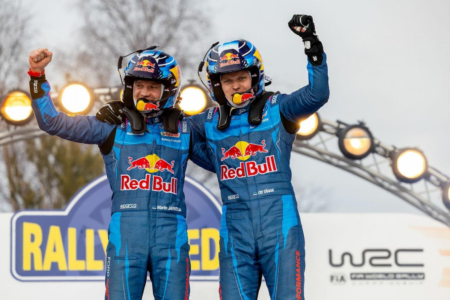 Martin Järveoja (vasakul) ja Ott Tänak rõõmustavad Rootsi ralli võidu üle.