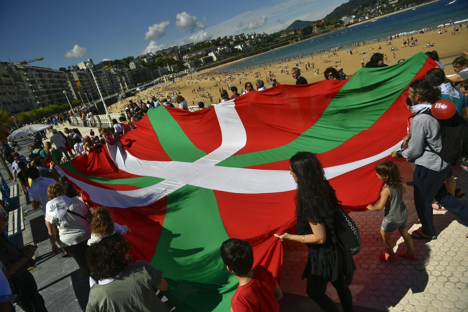 Igatsus iseseisvuse järele pole Baski autonoomses piirkonnas kuhugi kadunud. Tunamullu suvel moodustasid tuhanded meeleavaldajad Hispaania põhjaprovintsis sõltumatust nõudes inimketi. Pildil rahvas suure Baskimaa lipuga San Sebastiani ehk baski keeles Donostia rannal. FOTO: Alvaro Barrientos/AP/Scanpix