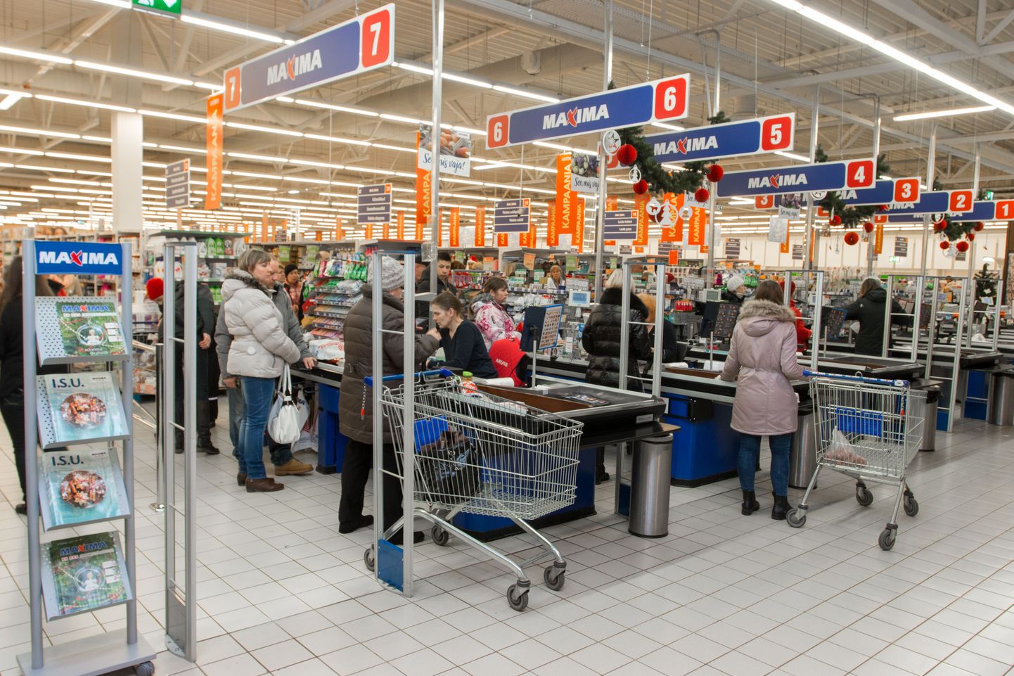 Maxima hüpermarket nagu teisedki Pärnu suuremad ja väiksemad kauplused ei pidanud nädalavahetusel ostlejate vähesuse üle kurtma.