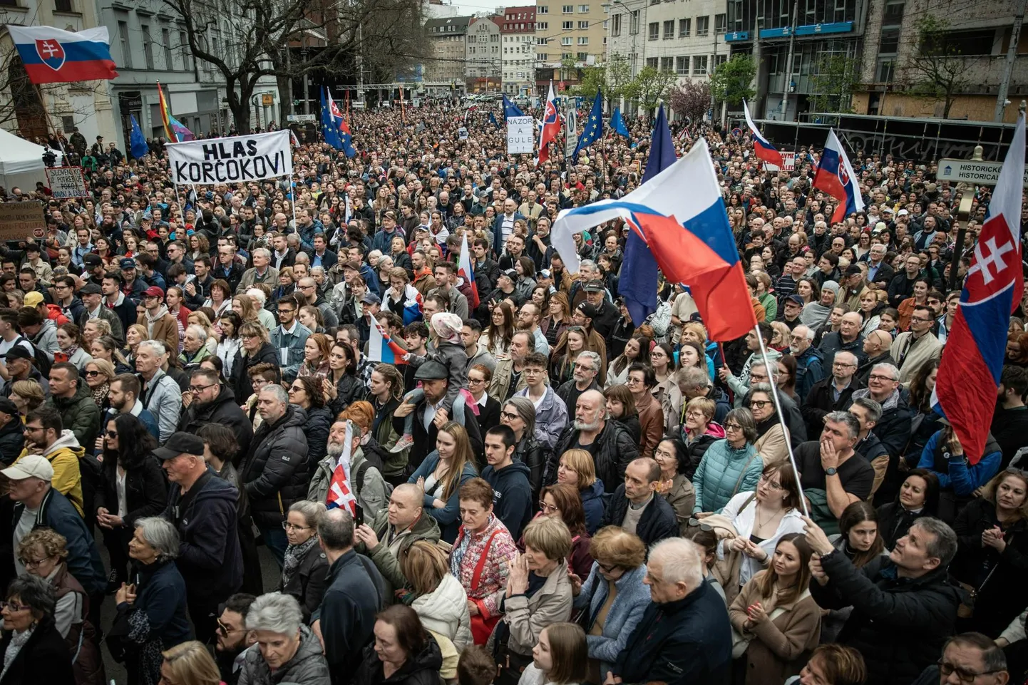 Ukrainat toetava presidendikandidaadi Ivan Korčoki pooldajad 6. aprillil Bratislavas.