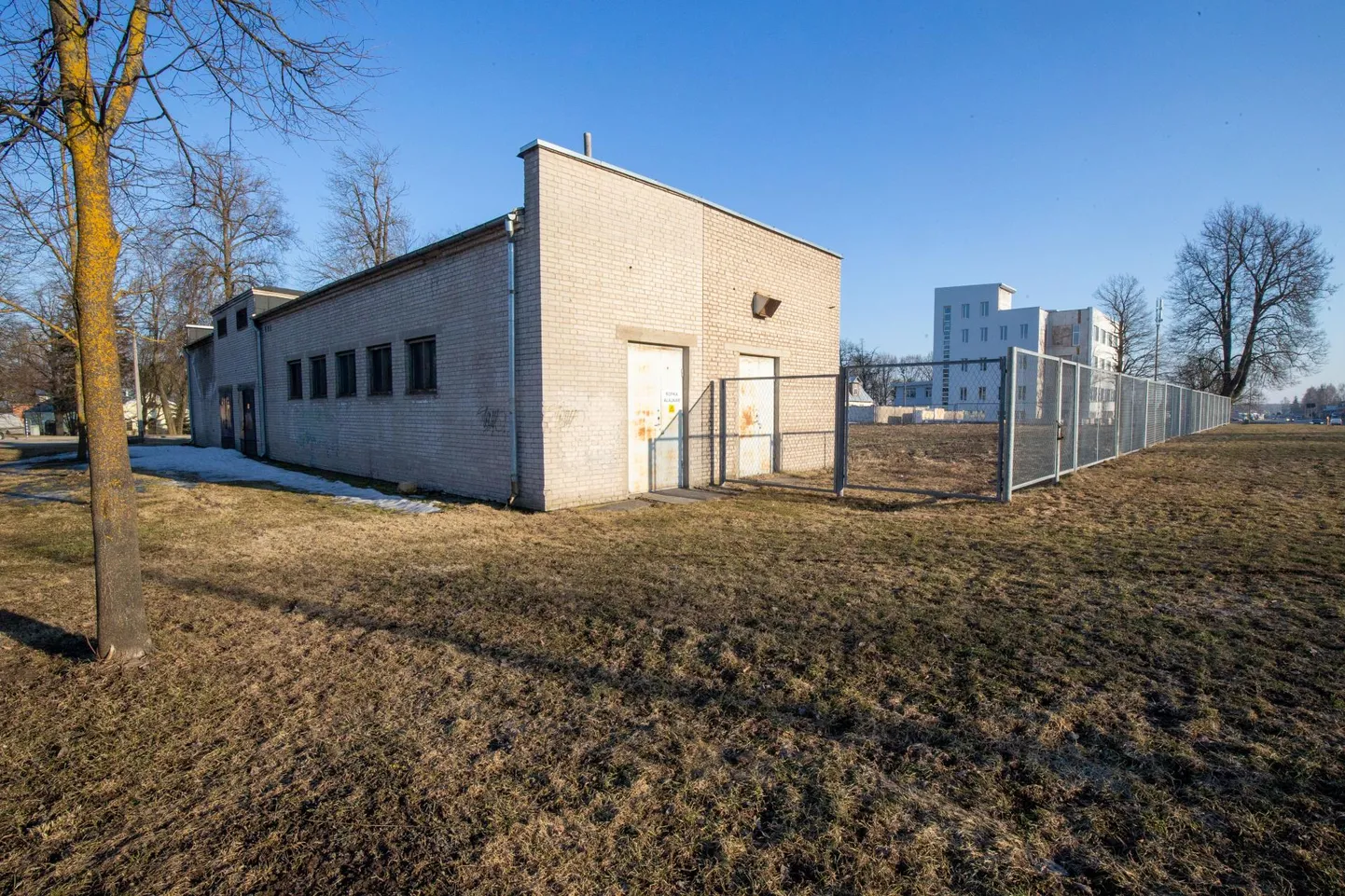 Aardla tänava alguses olev vana alajaam kaob, asemele tuleb ärihoone.