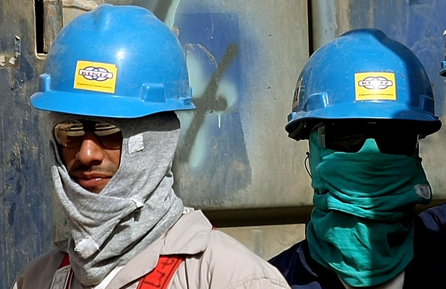Saudi Araabia riikliku naftafirma palgatud töölised katsid Al-Khuraisi naftatehase ehitamise ajal oma näo kaitseks tolmu ja kõrvetava päikese eest.