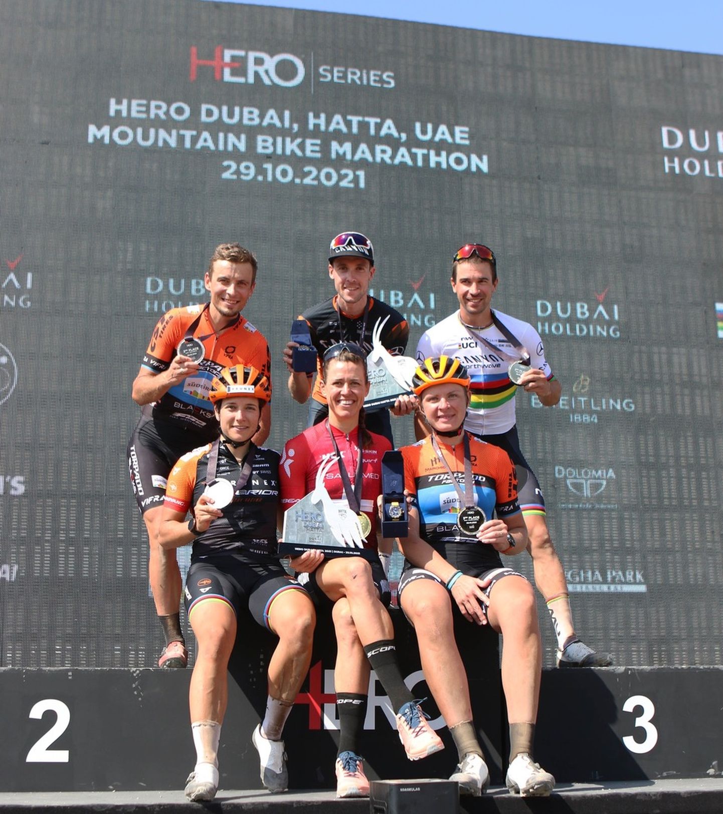 Peeter Pruus (tagant vasakult esimene) Hero Dubai võistluse pjedestaalil.